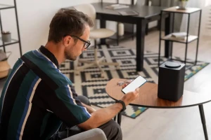 دوربین امنیتی و قفل هوشمند در ورودی منزل با نمایش روی موبایل