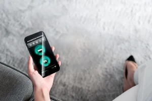 ترموستات هوشمند Nest نصب شده روی دیوار با نمایشگر دیجیتال دما